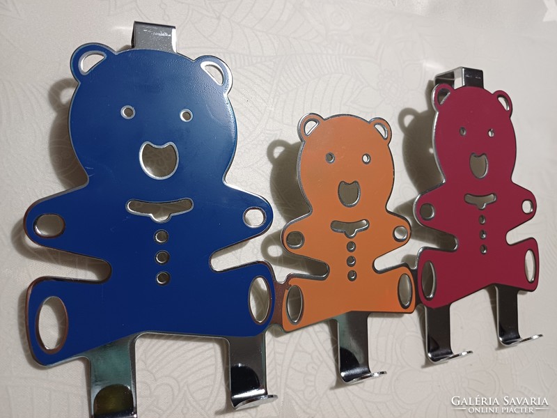 A teddy bear hanger that can be hung on the door