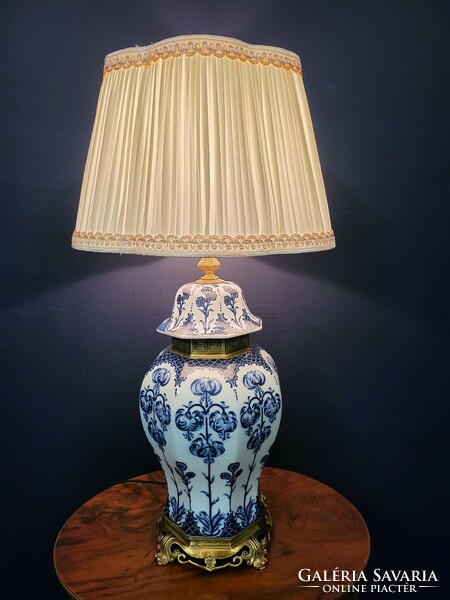 Delfti kék asztali lámpa -váza florális festéssel