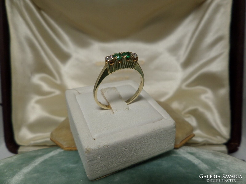 Gold row ring with emeralds and brilliants