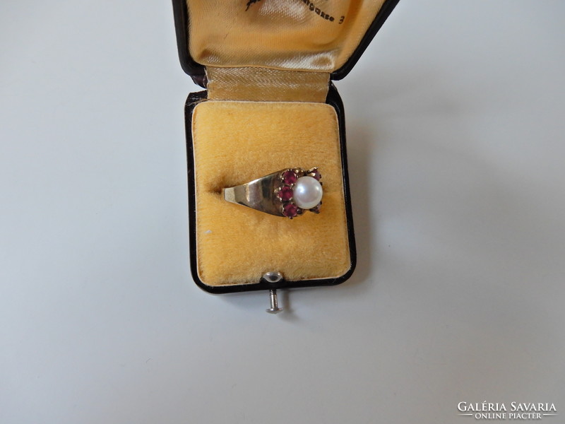 Old 8 carat gold ring with real pearl and ruby stones