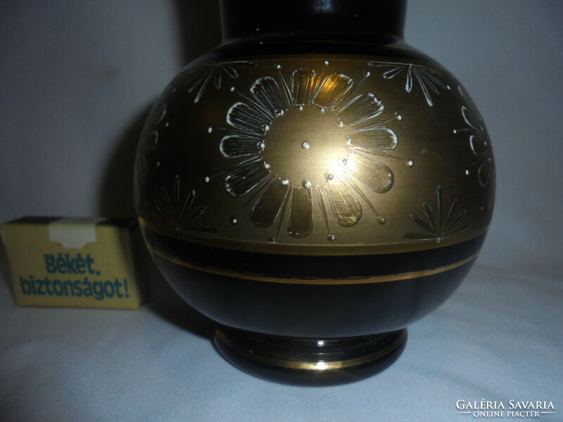 Retro fekete, aranyozott üveg váza