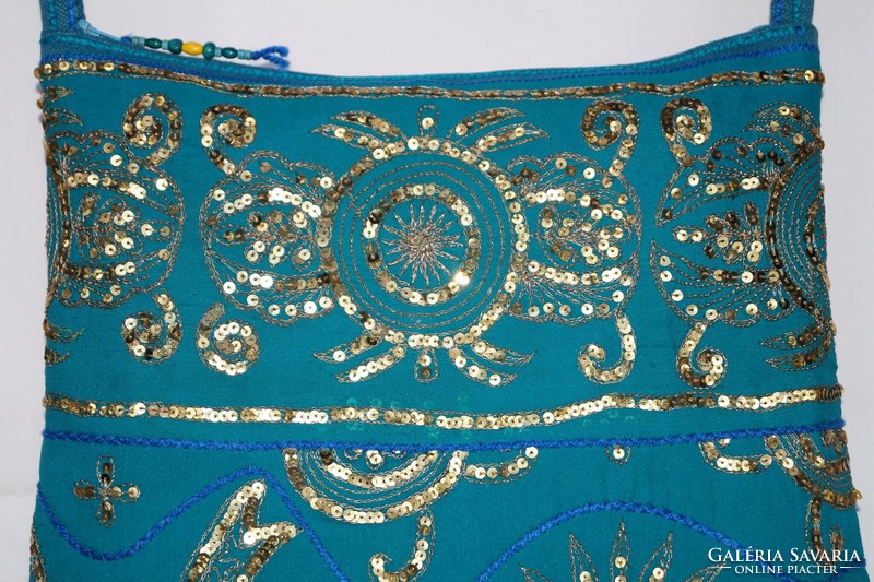 Türkiz, arany, virágos indiai száriból készült, kézzel hímzett, közepes, flitteres női válltáska