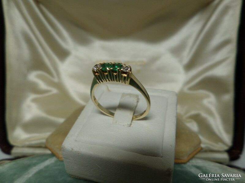 Gold row ring with emeralds and brilliants