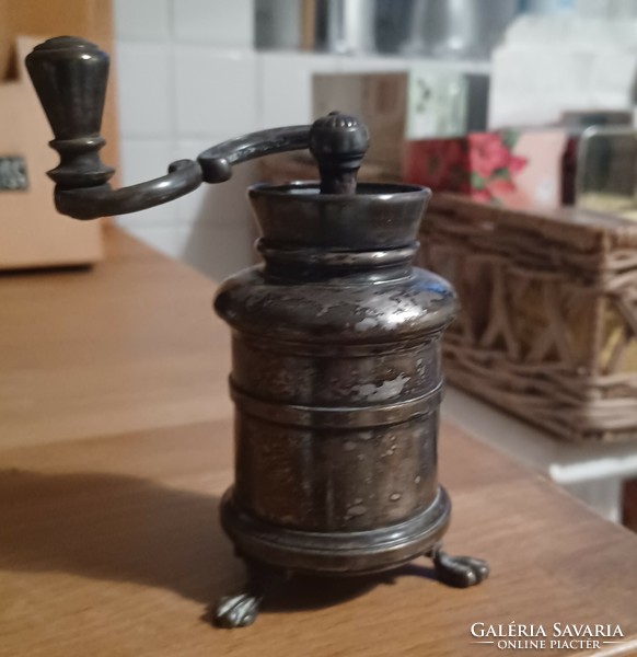 Antique silver plated christofle pepper grinder, pepper grinder, marked, numbered. Can be cleaned to a shine.