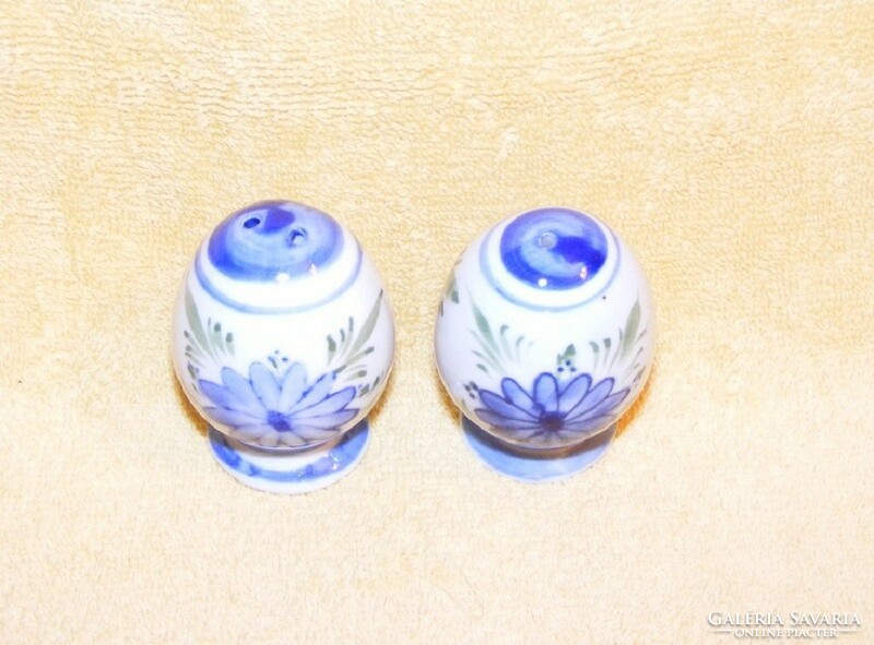 Egg-shaped porcelain salt and pepper shaker