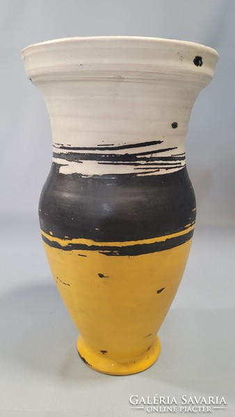 The Gorka livia ceramic vase is 23 cm high