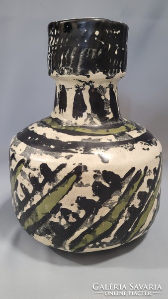 The Gorka livia ceramic vase is 24 cm high