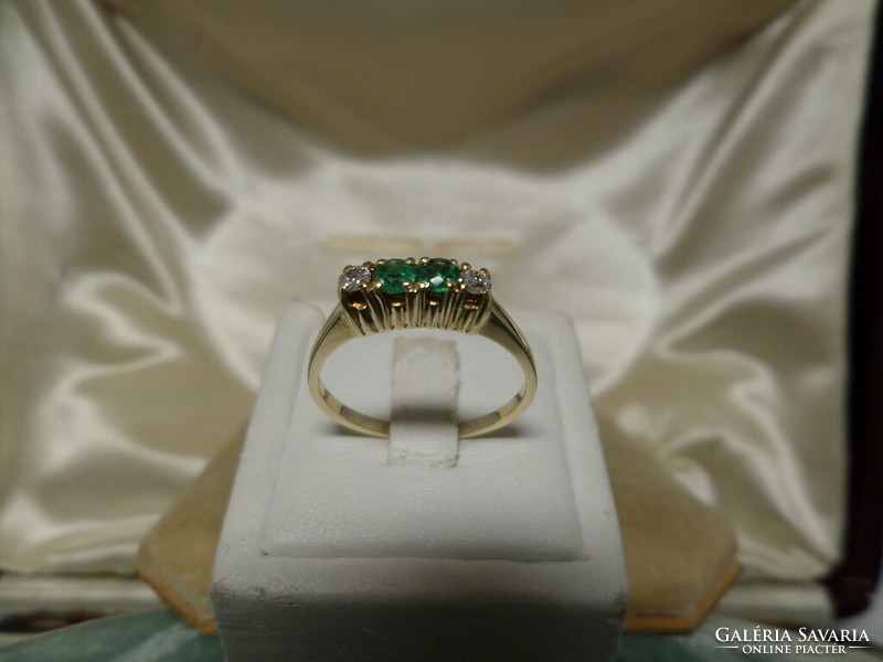 Gold row ring with emeralds and brilliants