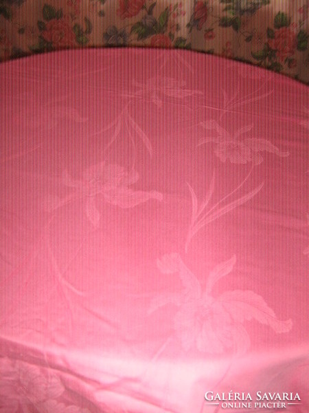 Csodaszép pink nárciszos damaszt terítő