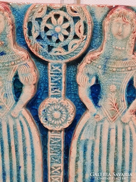 Két nemes hölgyet ábrázoló, kék, fehér mázas kerámia falidísz (2939)