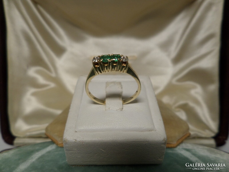 Gold row ring with emeralds and brilliants