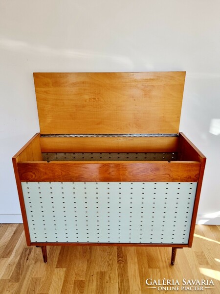 Retro chest of drawers with linen holder