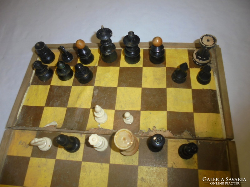 Retro sakk tábla, vegyes figurák - együtt - fellelt, sérült állapot
