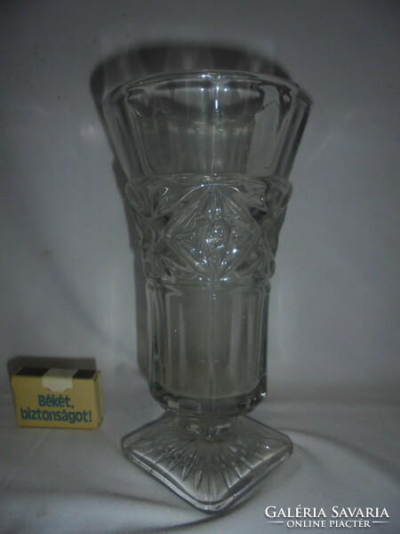 Régi üveg váza domború díszekkel - vastag falú, domború díszítéssel, szögletes talpú - csehszlovák ?