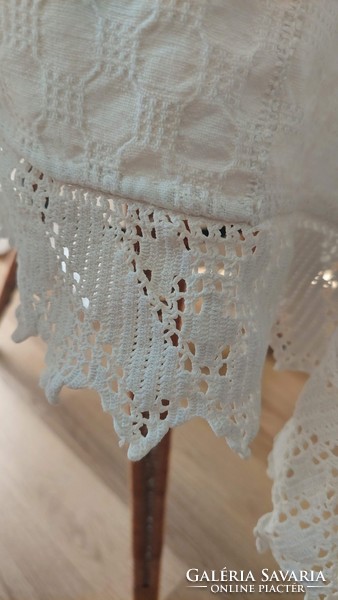 An old home-woven tablecloth from Transylvania with round crochet, very nice!