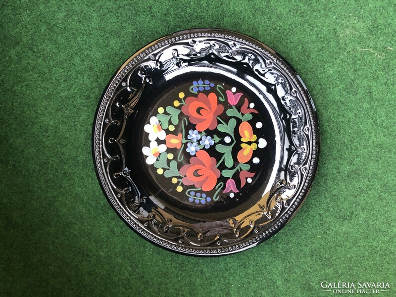 GRÁNIT, fekete kézzel festett virágokkal díszített mázas kerámia falitányér 24 cm