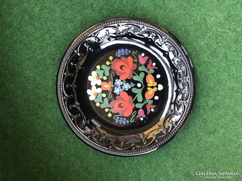 Granite, glazed ceramic wall plate decorated with black hand-painted flowers 24 cm