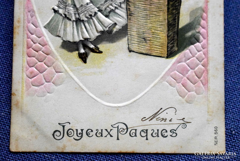 Antik dombornyomott kézzel színezett Húsvéti  üdvözlő képeslap -  kis hölgy  , csibék kosárban