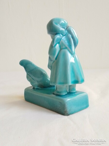 Régi fajansz kék türkiz alapmázas Zsolnay kerámia figura szobor Sinkó András tyúkot etető kislány