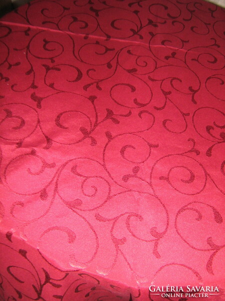 Gyönyörű bordó színű barokk mintás ovális damaszt terítő