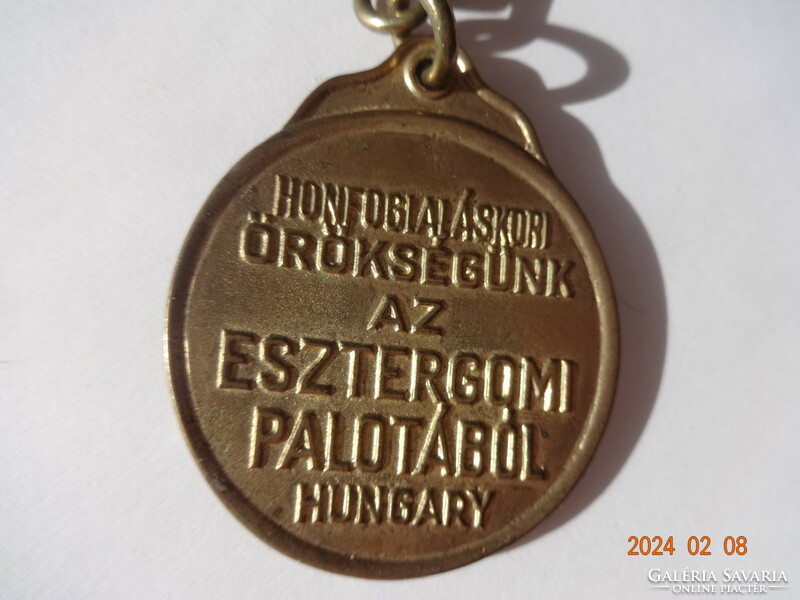HONFOGLALÁSKORI ÖRÖKSÉGÜNK AZ ESZTERGOMI PALOTÁBÓL - bronz emlékérem kulcstartóval