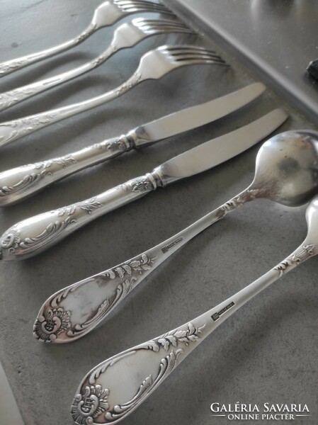 Cutlery with baroque pattern