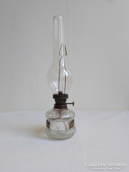 Nosztalgia asztali petróleum lámpa üveg test fém díszítő pánt vastag öntött üveg cilinder