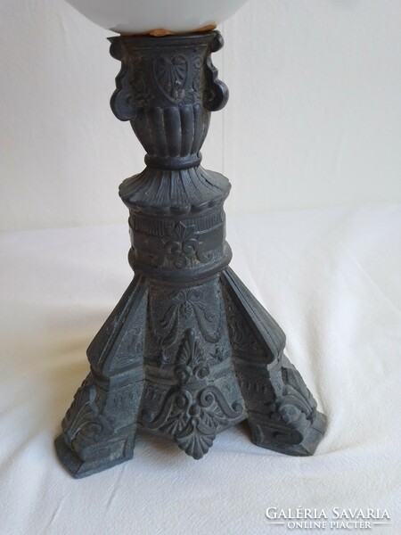 Antik régi asztali petróleum lámpa öntöttvas talp tejüveg tartály jelzett cilinder porcelán búra 48c