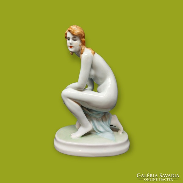 Zsolnay porcelán női térdelő akt figura