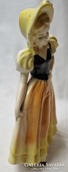Sárga ruhás lány porcelán figura hibátlan állapotban 17.5 cm.