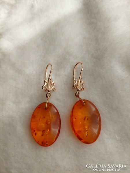 Classic gold earrings with amber