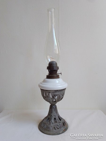 Antik régi asztali petróleum lámpa kerek áttört szecessziós öntöttvas talp fehér tejüveg tartály 50c