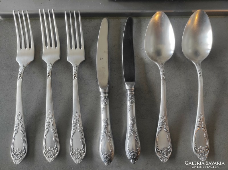 Cutlery with baroque pattern