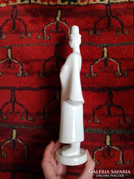 Aquincum porcelán legény karba tett kézzel fehér mázas figura szobor hibátlan vitrindísz nipp