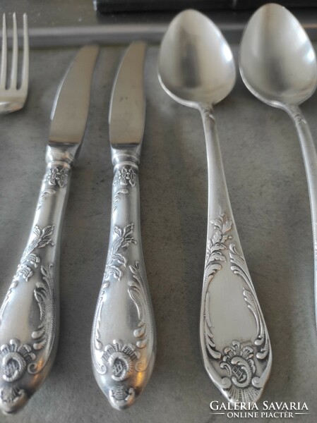 Cutlery with baroque pattern