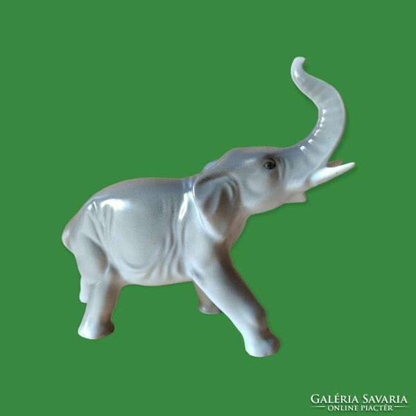 Porcelán elefánt figura