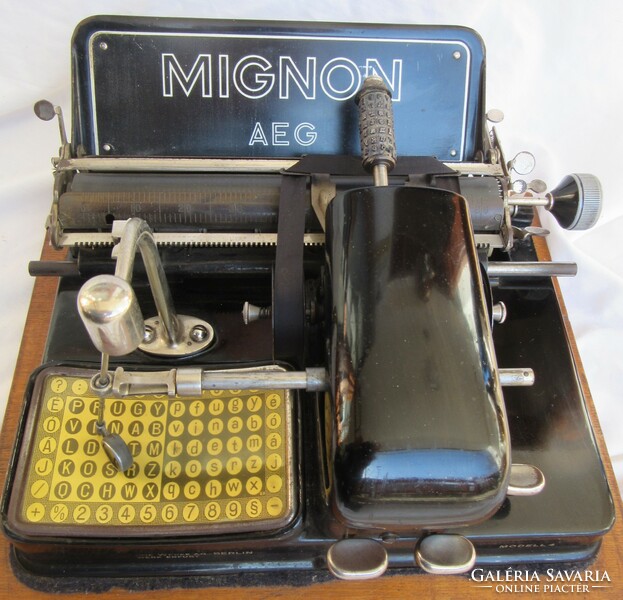 Antique aeg mignon 4 type German typewriter./Police typewriter/in working condition, in box, with lock.