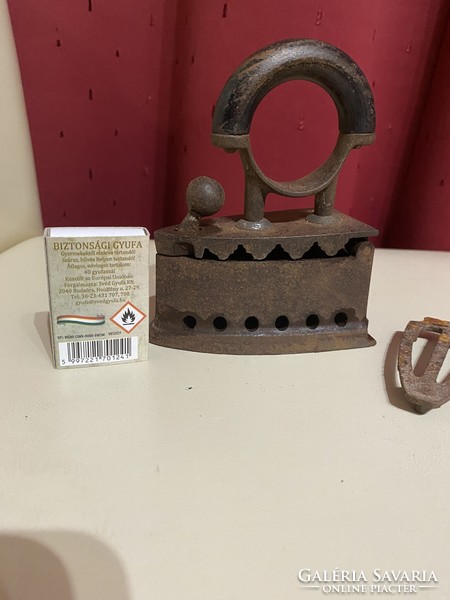 Mini cast iron iron with sole