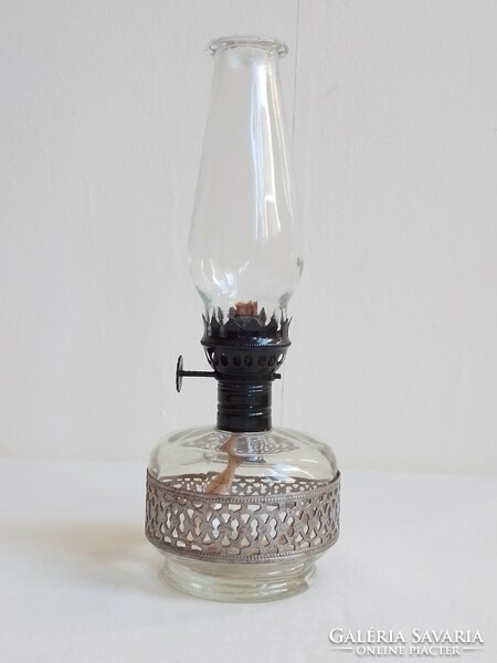 Nosztalgia asztali petróleum lámpa üveg test fém díszítő pánt vastag öntött üveg cilinder