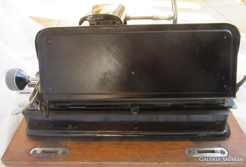 Antique aeg mignon 4 type German typewriter./Police typewriter/in working condition, in box, with lock.
