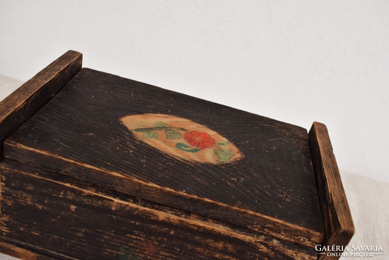 Régi-régi festett fa doboz