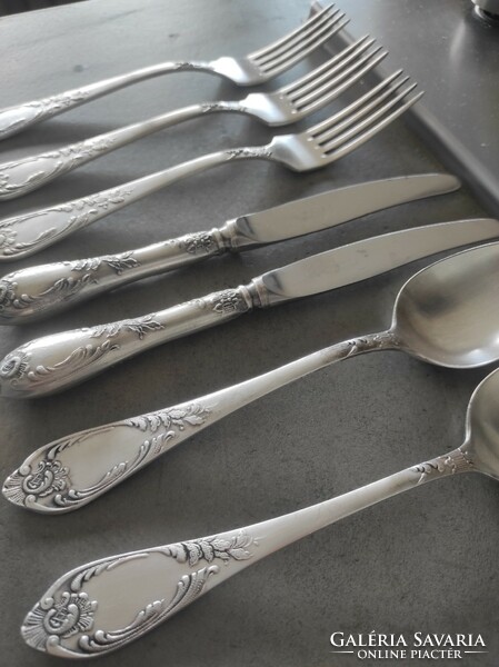 Cutlery with baroque pattern