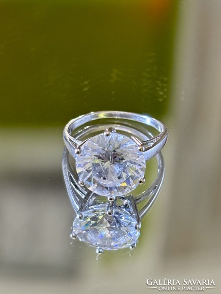 Káprázatos ezüst gyűrű, tüzes cirkónia kővel ékesítve