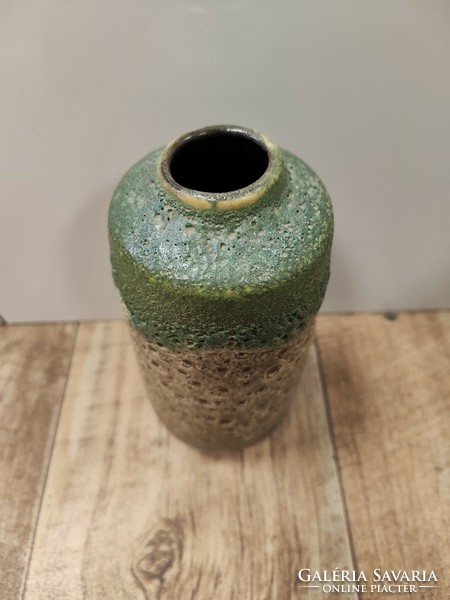 Festett-rücskös mázas kerámia váza
