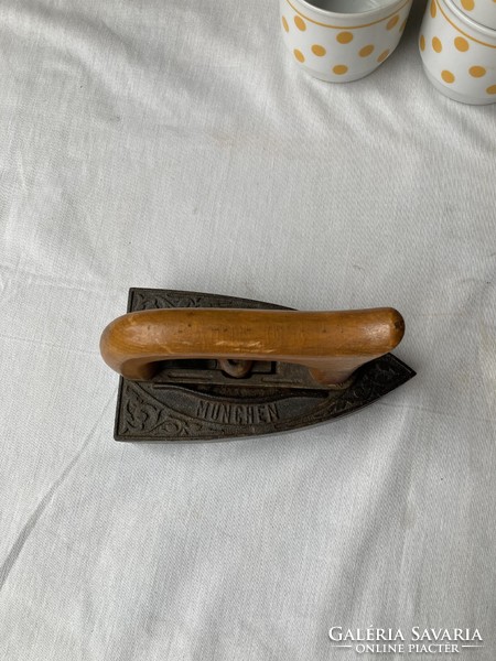 Antique cast iron iron with removable handle.