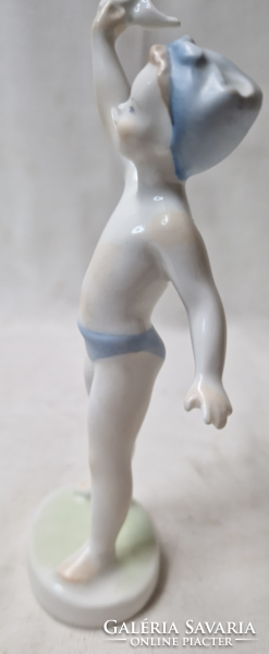 Aquincumi porcelán figura, integető kisfiú