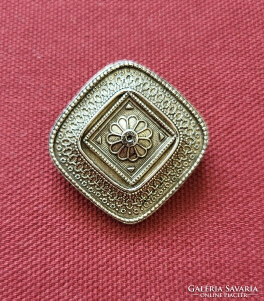Metal flower pattern pin brooch