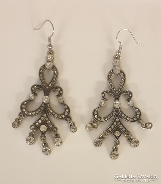 2 A pair of special earrings