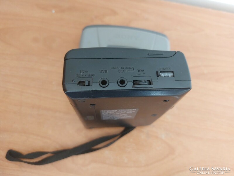 (K) 2 db régi walkman Sony