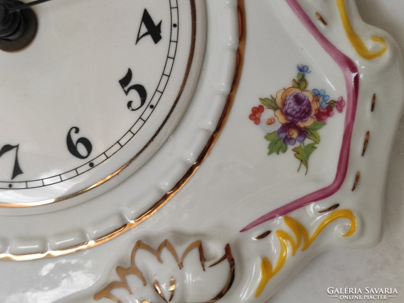 Porcelán vintage falióra, kézzel festett diszkrét apró virágos. Gönczi "Maxi" fotóművész hagyat